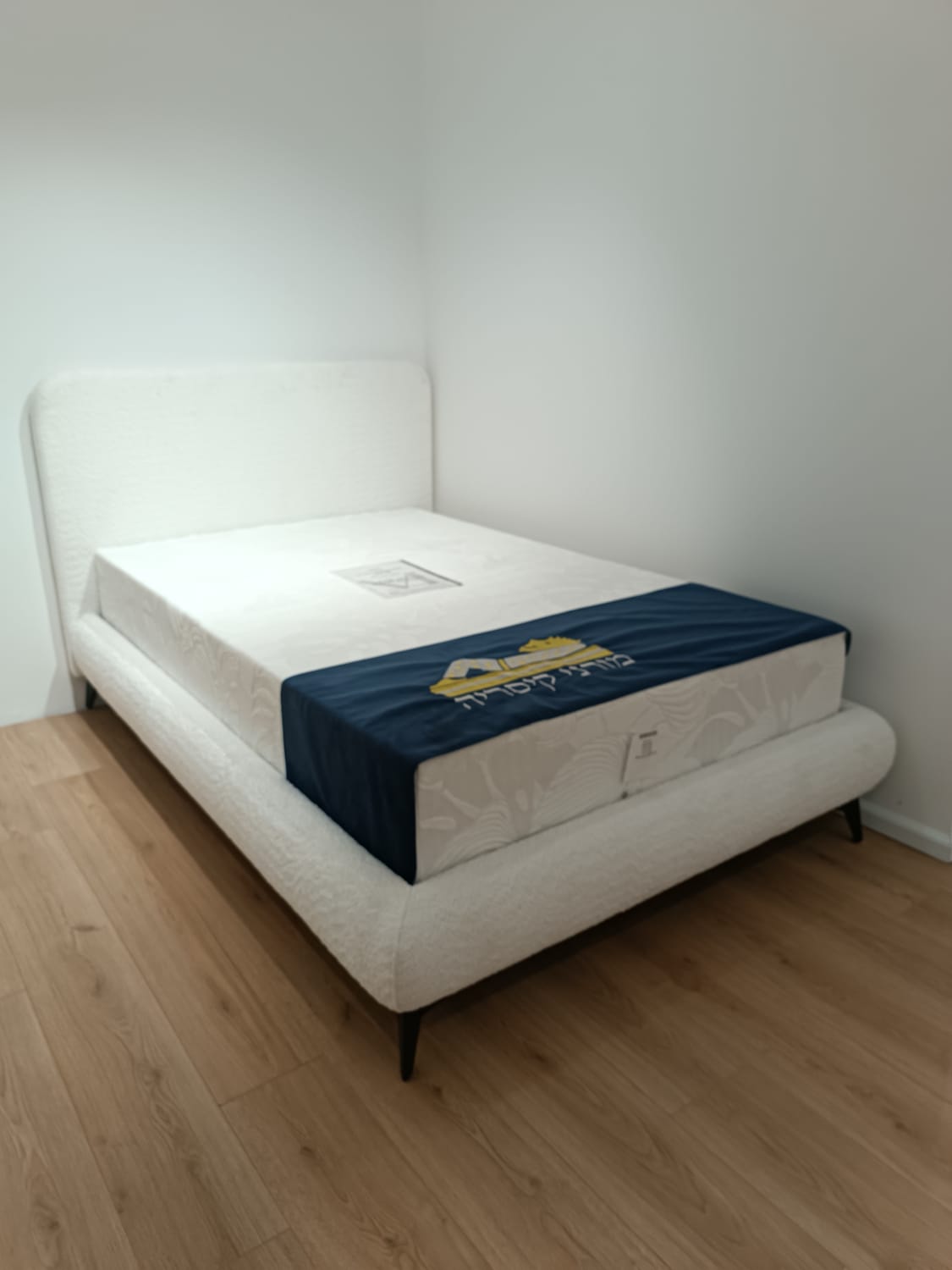 מיטת יחיד מרופדת 1.20 דגם לני